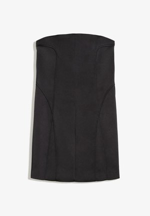 Czarna, dopasowana mini sukienka bez ramiączek z zakrzywionymi szwami i prostym dołem, rozłożona na płasko na białym tle.