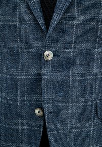 Marineblau gestreifter Blazer aus strukturiertem Stoff, mit zwei Knöpfen, aufgesetzten Taschen und einem Reversdesign.