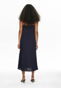 Navyblaues Maxikleid mit tailliertem Oberteil und fließendem Rock, mit einer Spitzenkante und einem Reißverschluss auf dem Rücken. Glatte Stofftextur.