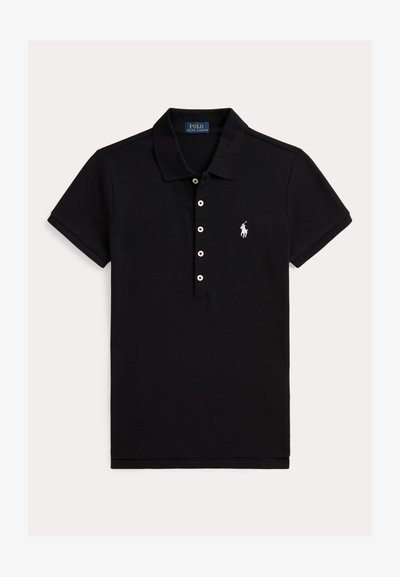 Μαύρο πόλο με κοντά μανίκια, με τέσσερα λευκά κουμπιά και ένα λευκό κεντημένο λογότυπο αλόγου στο αριστερό στήθος.