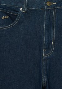 Mörkblå denimjeans med kontrasterande sömmar, med en metallknappstängning och en framficka med logotyp.