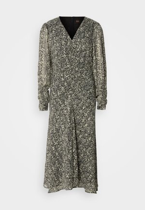 Duga, crno-bijela haljina s cvjetnim uzorkom, V-izrezom, dugim puf rukavima i bočnim prorezom, napravljena od lagane tkanine. Zatvaranje sa patentnim zatvaračem na leđima.