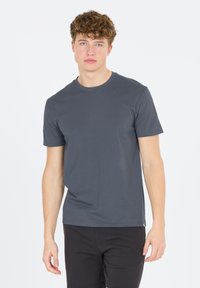 Kolgrå bomulls-t-shirt med klassisk rund hals, korta ärmar och avslappnad passform. Slät textur, inga mönster eller synliga detaljer.