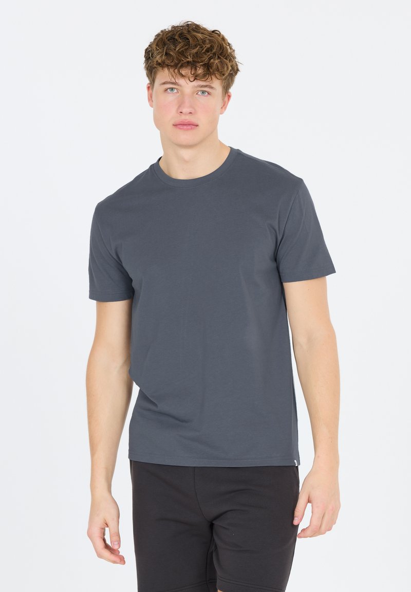 Kolgrå bomulls-t-shirt med klassisk rund hals, korta ärmar och avslappnad passform. Slät textur, inga mönster eller synliga detaljer.