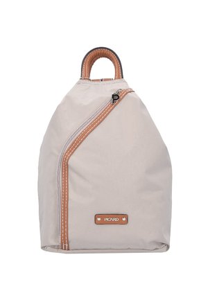 Grau nylon Rucksack mit einer gebogenen Silhouette, braunen Lederakzenten, einem diagonalen Reißverschluss und einem Tragegriff oben. Logo auf einem Lederpatch angebracht.