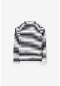 Langärmliges Oberteil mit hohem Kragen, das aus einem weichen, strukturierten Stoff gefertigt ist und navyblaue und weiße horizontale Streifen aufweist.