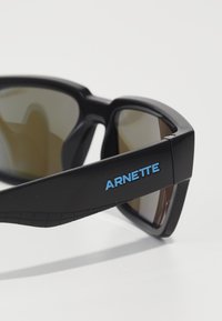 Arnette SAMHTY - Sončna očala - black matte/shiny