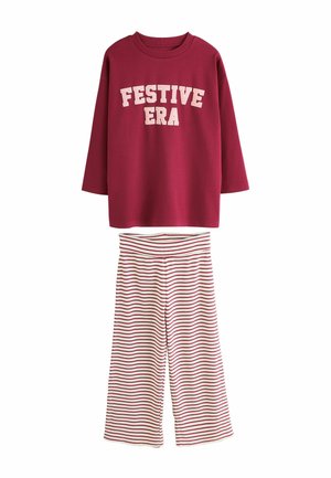 Bordeauxfarbener Langarmoberteil mit "FESTIVE ERA" in Creme, kombiniert mit weit geschnittenen gestreiften Hosen in Rot und Creme. Baumwollmischgewebe, lässiges Design.