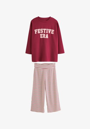 Maglietta a maniche lunghe color porpora con la scritta "FESTIVE ERA" in crema, abbinata a pantaloni a gamba larga a righe rosse e crema. Tessuto misto cotone, design casual.