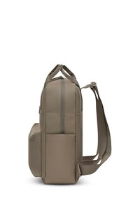 Beige Rucksack mit einem schlanken Design, robustem Material, zwei oberen Tragegriffen, einem verstellbaren Rückengurt und einer Fronttasche für zusätzlichen Stauraum.