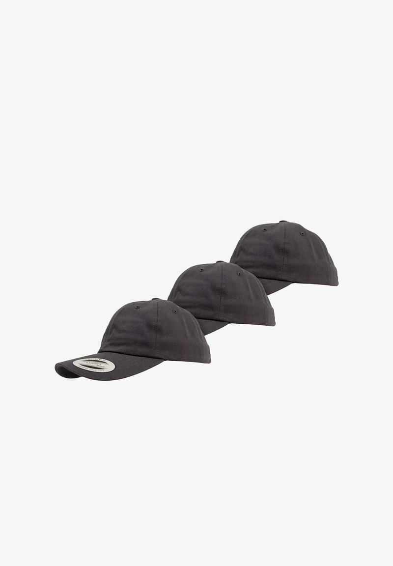 Casquettes de baseball en coton noir disposées en rangée, dotées d'une visière incurvée, d'œillets de ventilation et d'une sangle réglable classique à l'arrière.