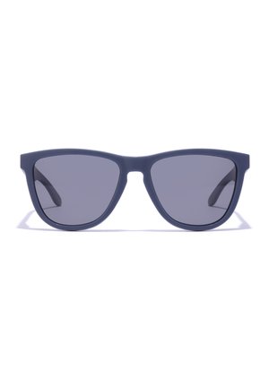 Sonnenbrille mit einem matten navyblauen Kunststoffrahmen und dunkelgrauen Gläsern, die eine klassische rechteckige Form und ein stromlinienförmiges Design aufweisen.
