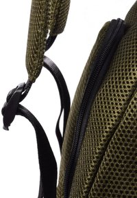 Mochila de malla verde con correas acolchadas, superficie texturizada, detalles de cremallera negra y un diseño estructurado para un soporte ergonómico.