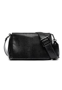 Czarna torebka crossbody z ekoskóry w kształcie prostokąta, z regulowanym paskiem i błyszczącym czarnym zapięciem. Wytłaczana powierzchnia.