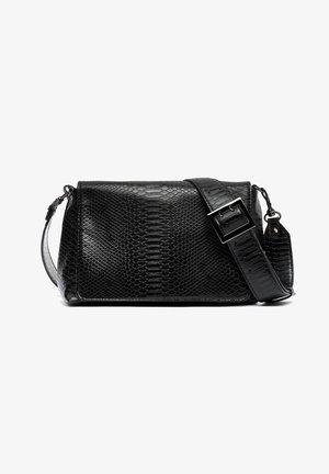 Bolso cruzado de cuero sintético negro con forma rectangular, correa ajustable y un detalle de hebilla negra brillante. Detalle de superficie texturizada.