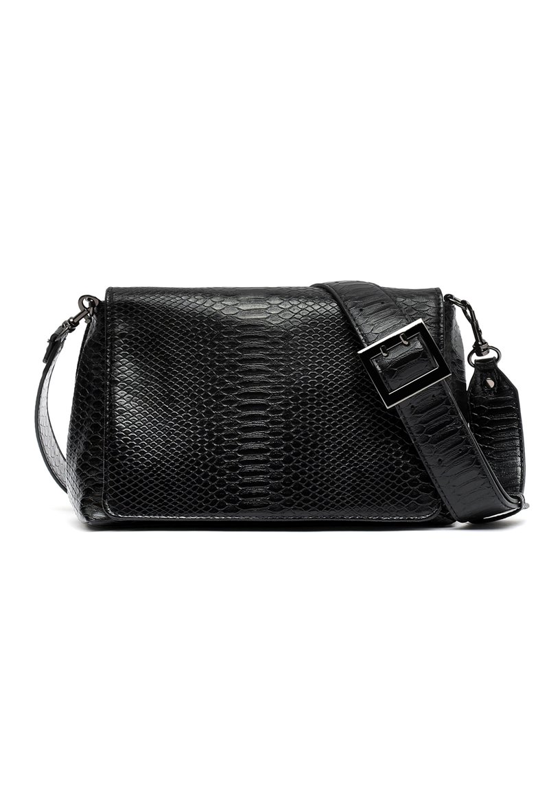 Czarna torebka crossbody z ekoskóry w kształcie prostokąta, z regulowanym paskiem i błyszczącym czarnym zapięciem. Wytłaczana powierzchnia.