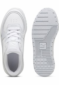 Tenisi din piele albă cu o textură netedă, limba căptușită și sireturi. Talpa din cauciuc are un grip texturat și logo-ul Puma.