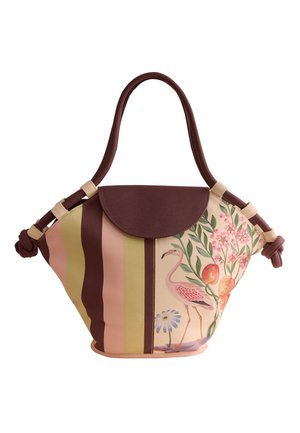 Braune, pinke und grün gestreifte Handtasche mit braunem Überschlag, Blumen- und Flamingo-Muster sowie verknoteten Griffen auf weißem Hintergrund.