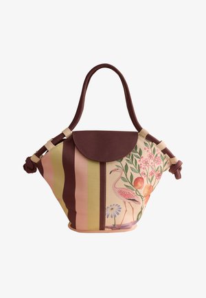 Borsa a righe marrone, rosa e verde con patta marrone, stampa floreale e fenicotteri e manici annodati su sfondo bianco.
