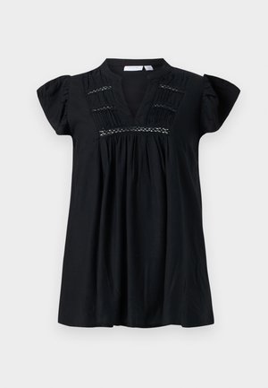 Mustast puuvillast pluus v-kaelusega, lühikeste puhvärvidega ja dekoratiivsete voldikutega. Rinnaosa kaunistavad kootud detailid. Lõdva istuvusega disain.