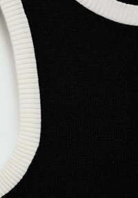 Top din tricot negru, cu o suprafață texturată și decolteu alb cu dungi. Designul are o croială clasică fără mâneci.