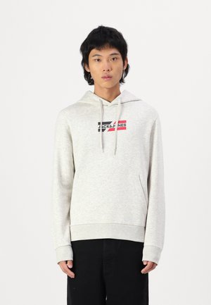Lichtgrijze hoodie met een kangoeroe-zak, een capuchon met trekkoord, logo in rood en zwart op de borst, en ribbelboorden bij de mouwen en onderkant.
