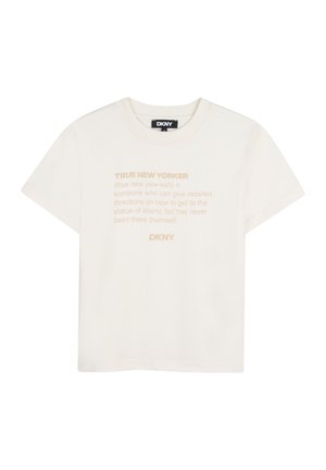 Roomkleurig DKNY T-shirt met korte mouwen. Heeft een voorzijde print in lichtbruin met de tekst "True New Yorker" en een humoristische beschrijving.