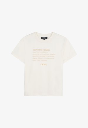 Roomkleurig DKNY T-shirt met korte mouwen. Heeft een voorzijde print in lichtbruin met de tekst "True New Yorker" en een humoristische beschrijving.