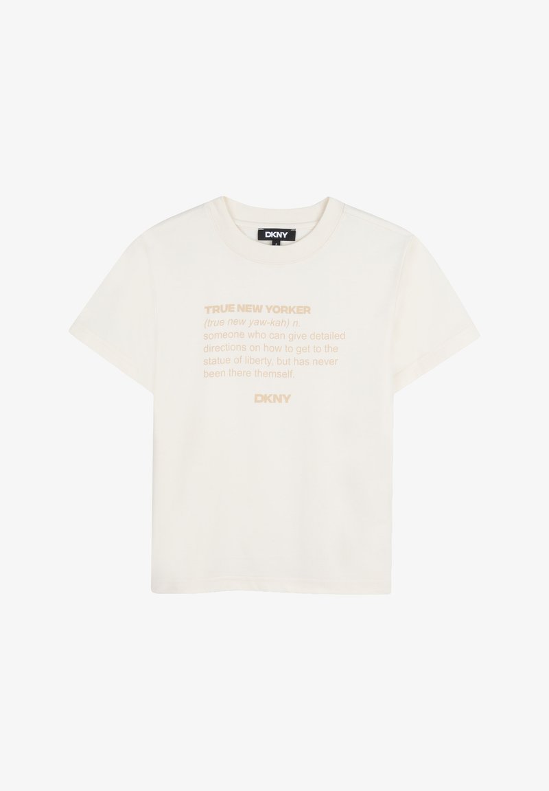 T-shirt DKNY couleur crème à manches courtes. Présente une impression avant en brun clair définissant "True New Yorker" avec une description humoristique.