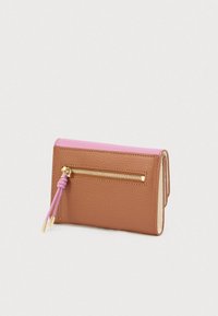 Καφέ δερμάτινο πορτοφόλι με ροζ επάνω πάνελ, χρυστό φερμουάρ και μοβ διακοσμητικό λουράκι, με υφασμάτινες επιφάνειες και συμπαγή σχεδιασμό.