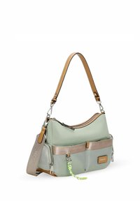 Bolso de mano verde y beige con un strap para el hombro, que cuenta con un cierre de cremallera, bolsillos frontales y un acento decorativo con un borlón verde brillante.