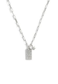 Collar de plata con una cadena alargada, un colgante rectangular con grabado en patrón y un pequeño charm de estrella.