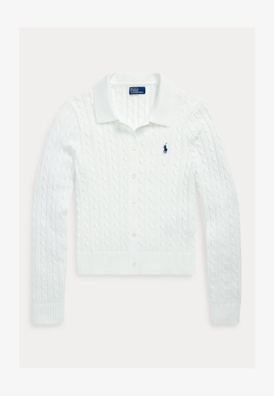 Hvit kabelstrikket cardigan med krage, knappestolpe og ribbestrikkede mansjetter og kant. Har en liten blå logo på brystet.