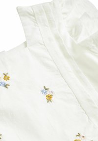 3010005 Black-White Floral Sleeveless Shirt main image 1