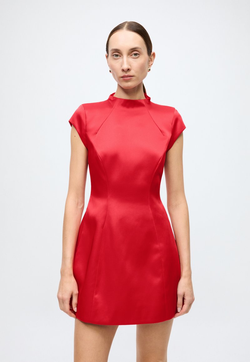 Robe en satin rouge avec un col haut, des manches courtes et un corsage ajusté, s'évasant en une jupe. Texture lisse et détails de design minimalistes.