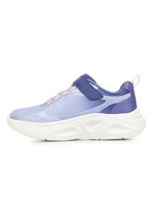Scarpa sportiva viola chiaro e blu con suola bianca spessa, lacci rosa e cinturino in velcro blu navy su sfondo bianco.