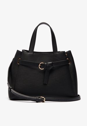Schwarze Lederhandtasche mit zwei kurzen Griffen, einem Frontgurt mit goldener Schnalle und einem verstellbaren langen Schulterriemen auf weißem Hintergrund.