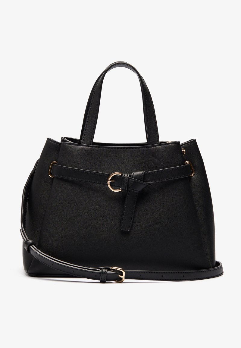 Sac à main en cuir noir avec deux petites poignées, une ceinture avant avec boucle dorée et une longue bandoulière réglable sur fond blanc.