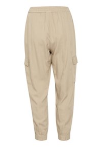 Khaki cargo kalhoty vyrobené z lehkého materiálu, s tapered leg designem, elastickým pasem a bočními kapsami pro uložení.