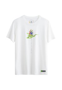 Witte katoenen t-shirt met een kleurrafisch ontwerp van handen en planten aan de voorkant. Inclusief een groene label rechtsonder.