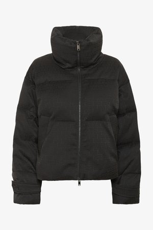 Schwarze Puffjacke mit hohem Kragen, durchgehendem Reißverschluss, gesteppter Textur und geprägtem Muster. Mit seitlichen Taschen und kürzerem Schnitt.