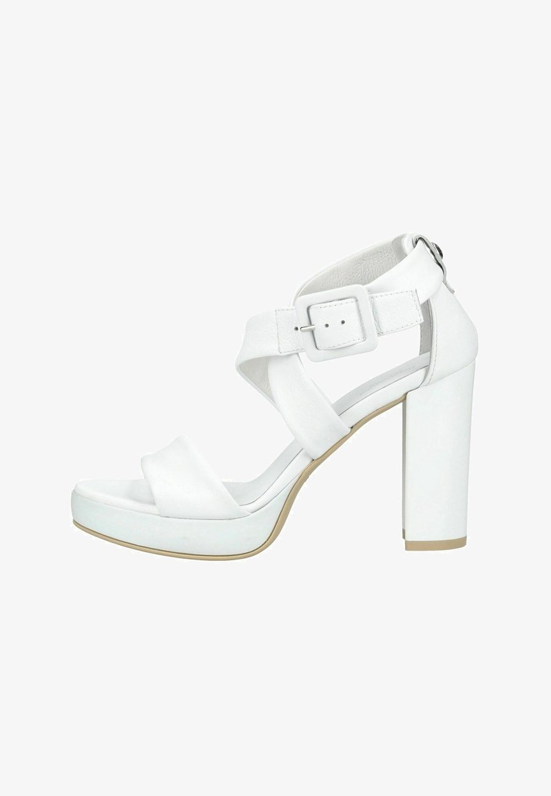 Sandale blanche à talon haut avec talon épais en bloc, bride à la cheville avec boucle, et deux brides avant qui se croisent sur le pied.