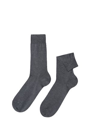 Grå bomuldsstrømper med ribbede kanter, et par længere med en glat tekstur, det andet kortere med en foldet kantdetalje.