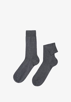 Grå bomuldsstrømper med ribbede kanter, et par længere med en glat tekstur, det andet kortere med en foldet kantdetalje.