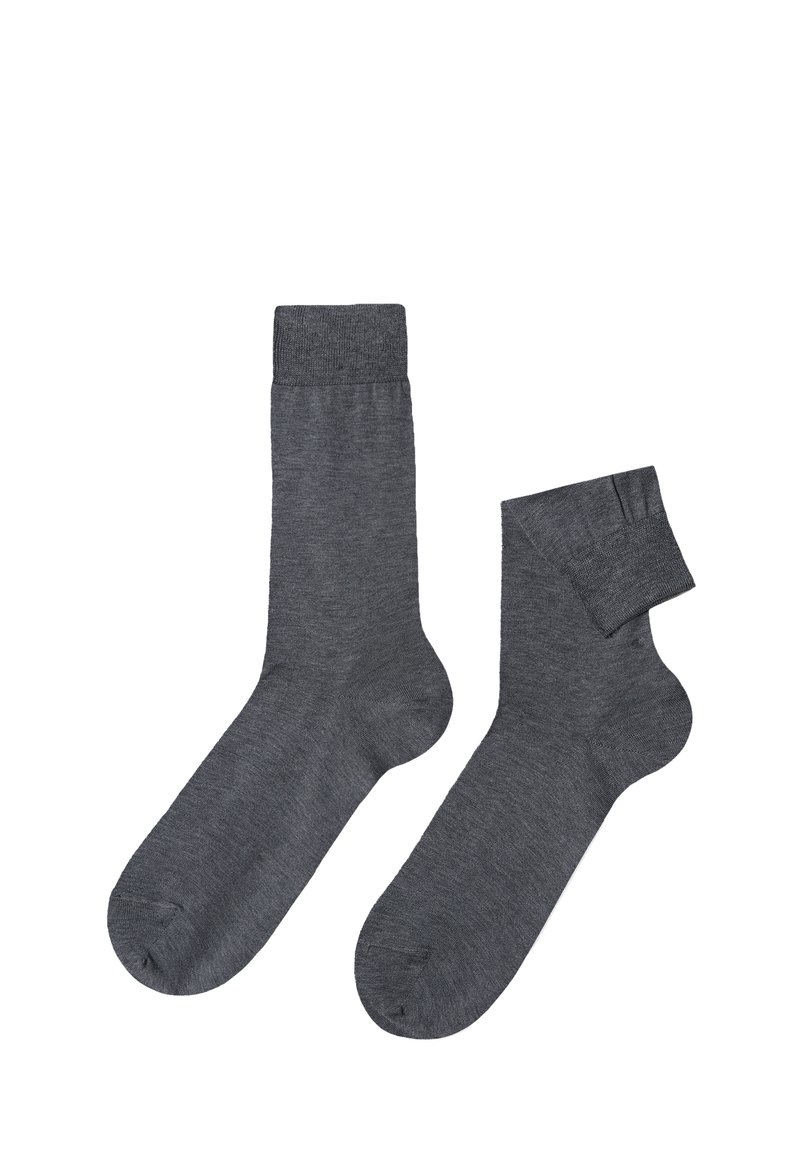 Grå bomuldsstrømper med ribbede kanter, et par længere med en glat tekstur, det andet kortere med en foldet kantdetalje.