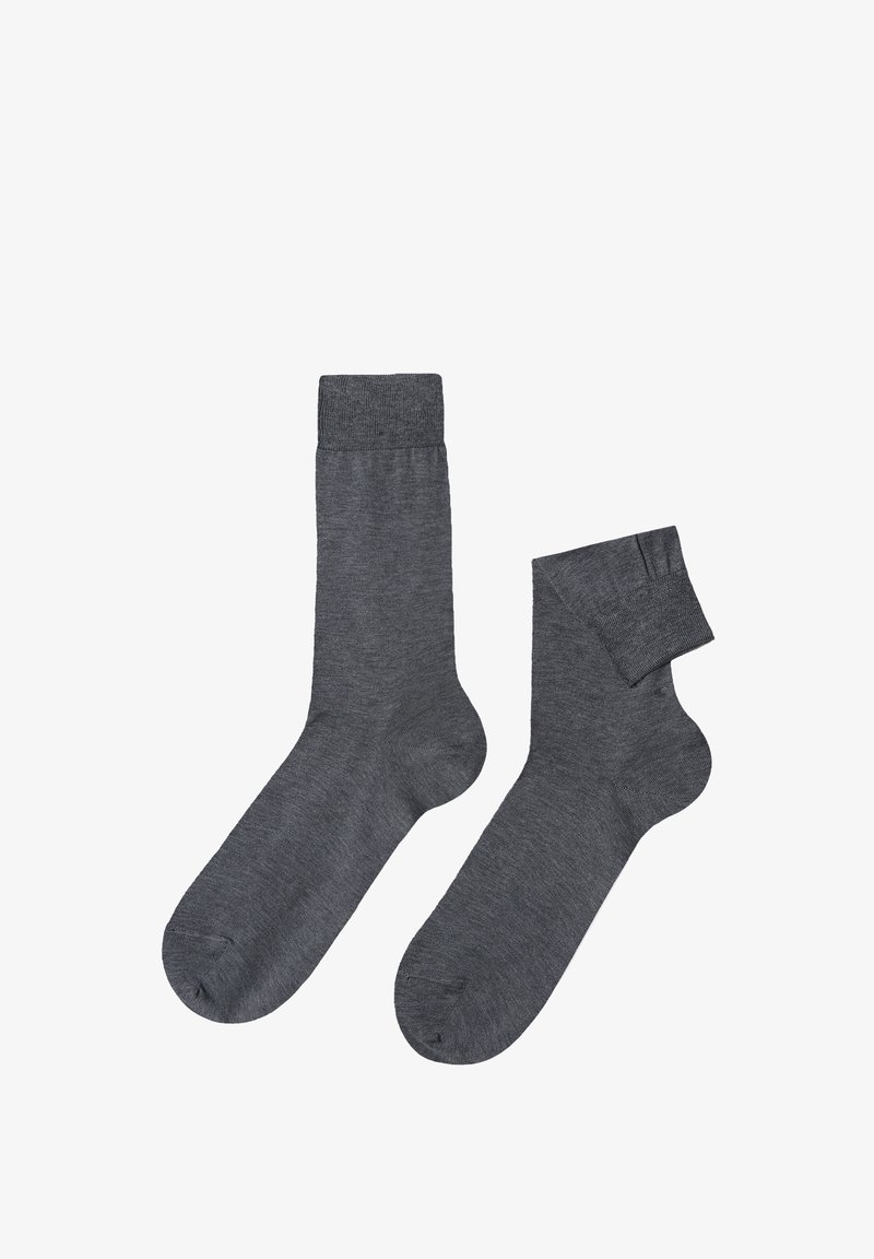 Szare bawełniane skarpetki z prążkowanym ściągaczem, jedna para dłuższa o gładkiej fakturze, druga krótsza z detalem w postaci podwiniętego ściągacza.