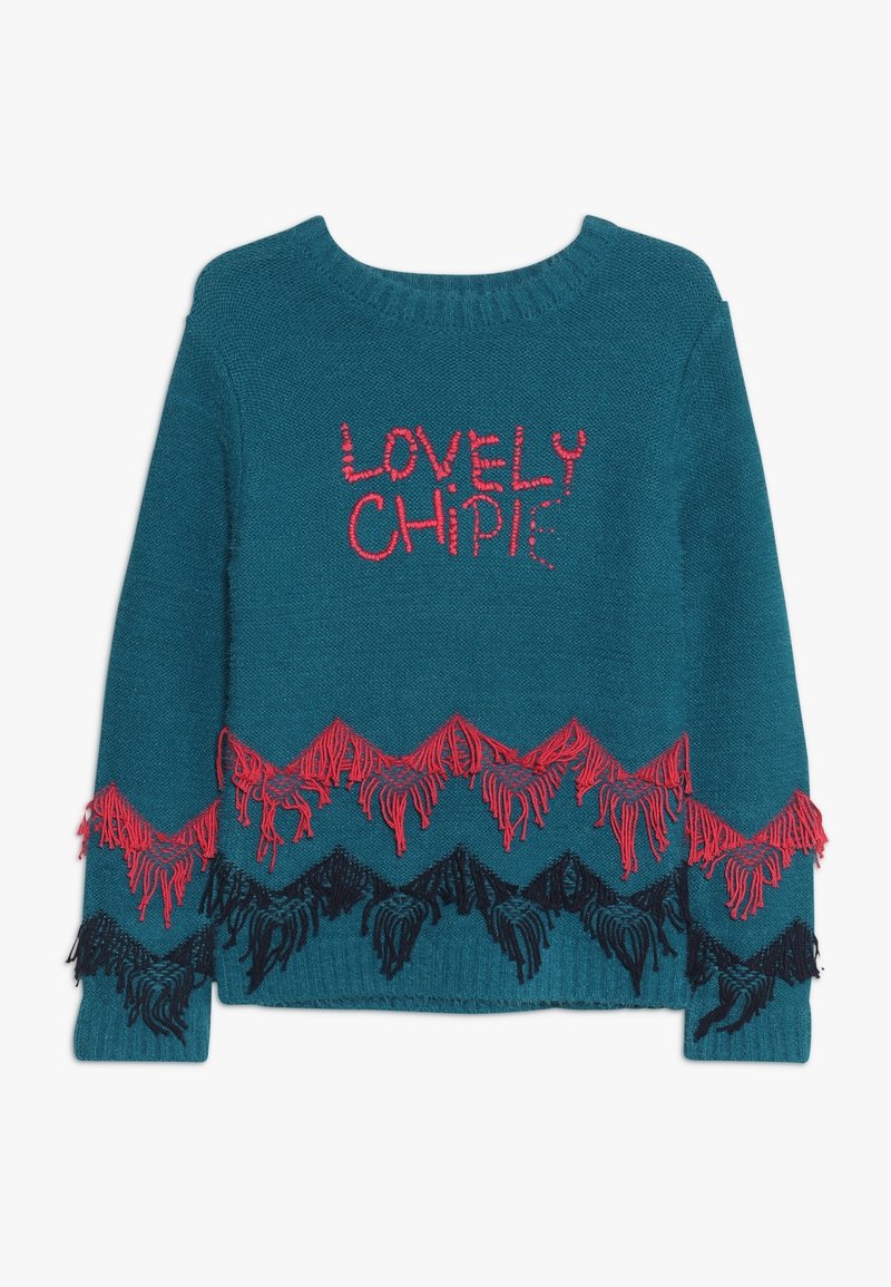 Maglione lavorato a maglia color teal con la scritta "LOVELY CHIPIE" in lettere rosse, con accenti frangiati rossi e neri sull'orlo e sulle maniche.