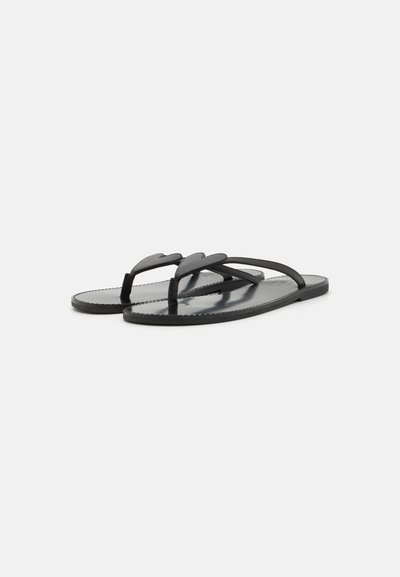 Sandalias planas negras con suela de goma lisa, tres tiras puntiagudas y un diseño elegante. Ideales para uso casual en clima cálido.