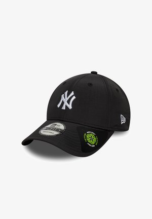 Șapcă de baseball neagră reglabilă, cu logo-ul New York Yankees brodat alb pe față și logo-ul New Era pe partea laterală.