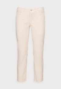 Pantalones de algodón beige con un diseño de pierna recta. Incluyen cierre frontal de botón, trabillas para cinturón y cinco bolsillos, incluyendo dos bolsillos traseros.